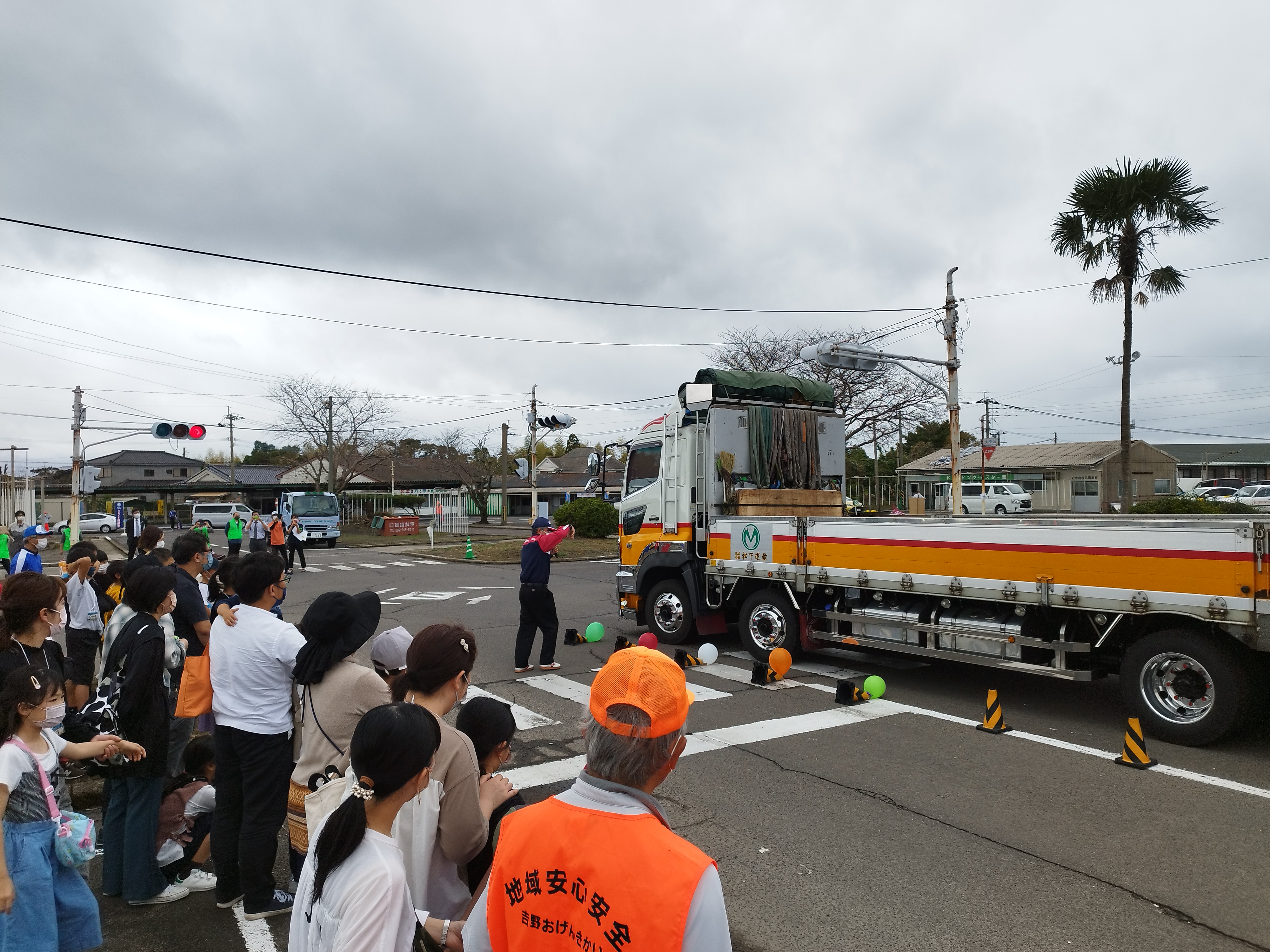 トラック巻き込み