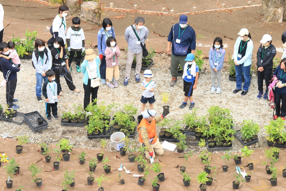 植樹イベント（寺田先生説明）