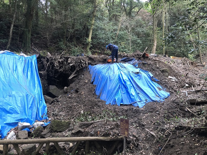 炭窯土砂除去の状況