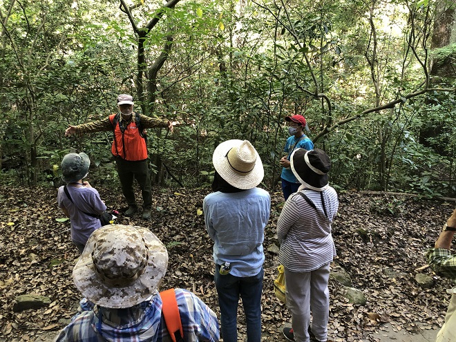 寺田先生の解説の様子（10月3日）