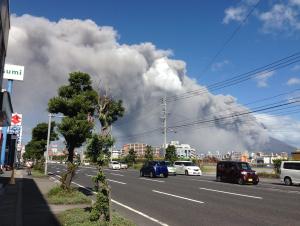 市街地に降り注ぐ火山灰