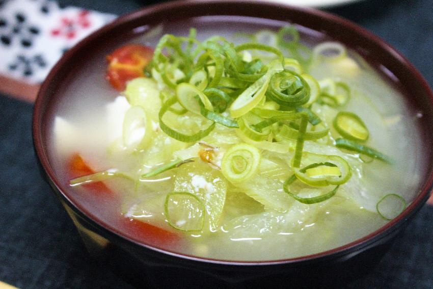 ミニトマトとトイモガラの味噌汁