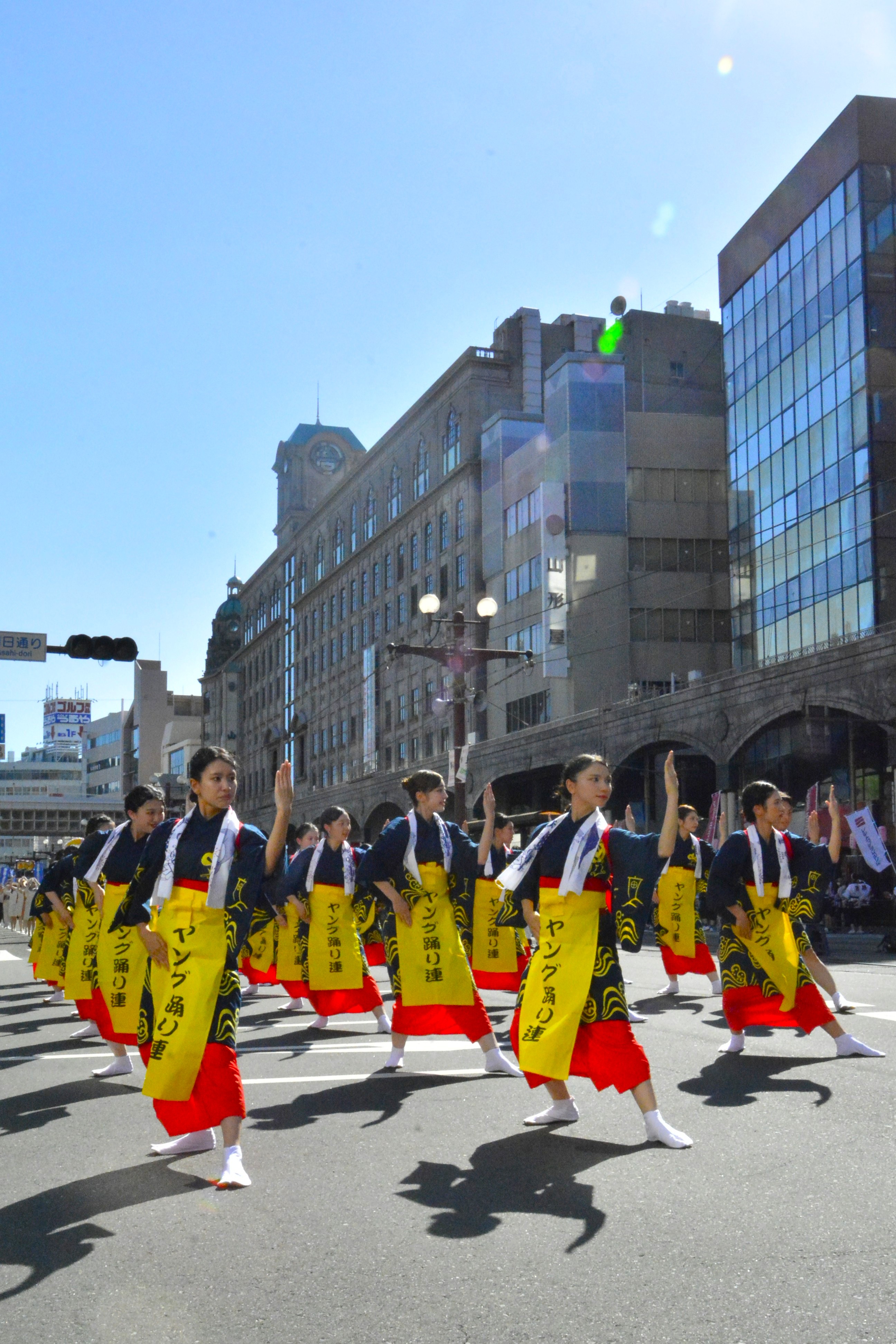 おはら祭で踊りを披露するヤング踊り連