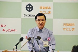 記者会見する市長